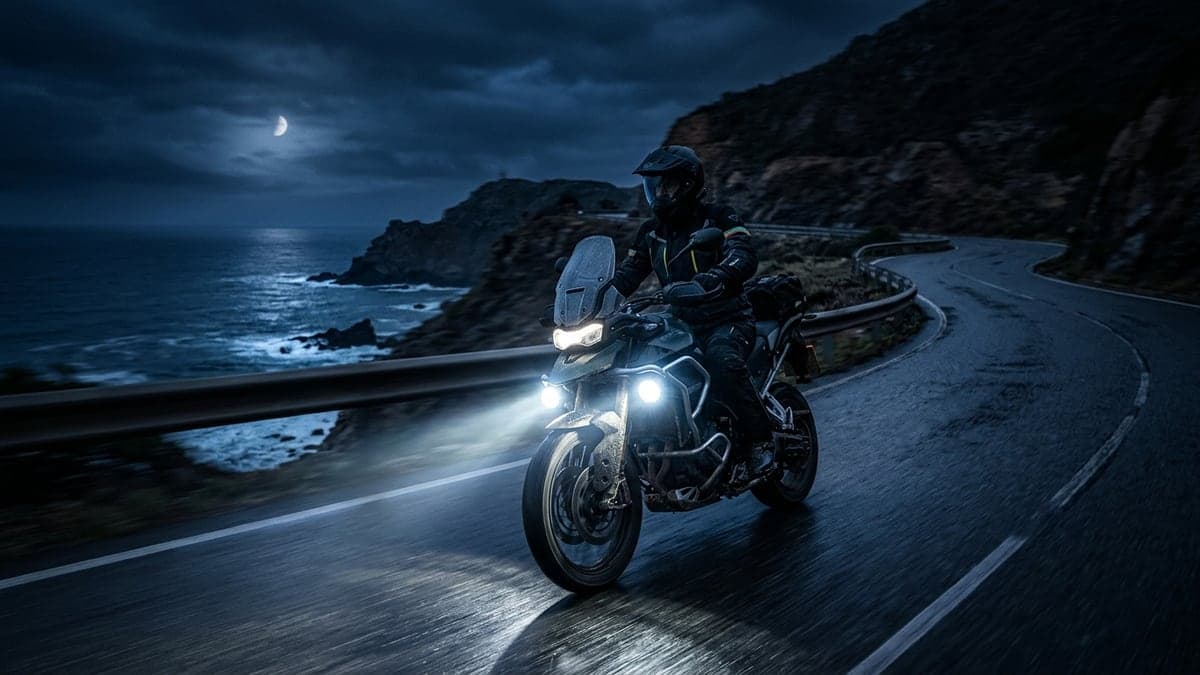 Phares additionnels LED allumés sur moto trail dans un garage, éclairage longue portée haute puissance