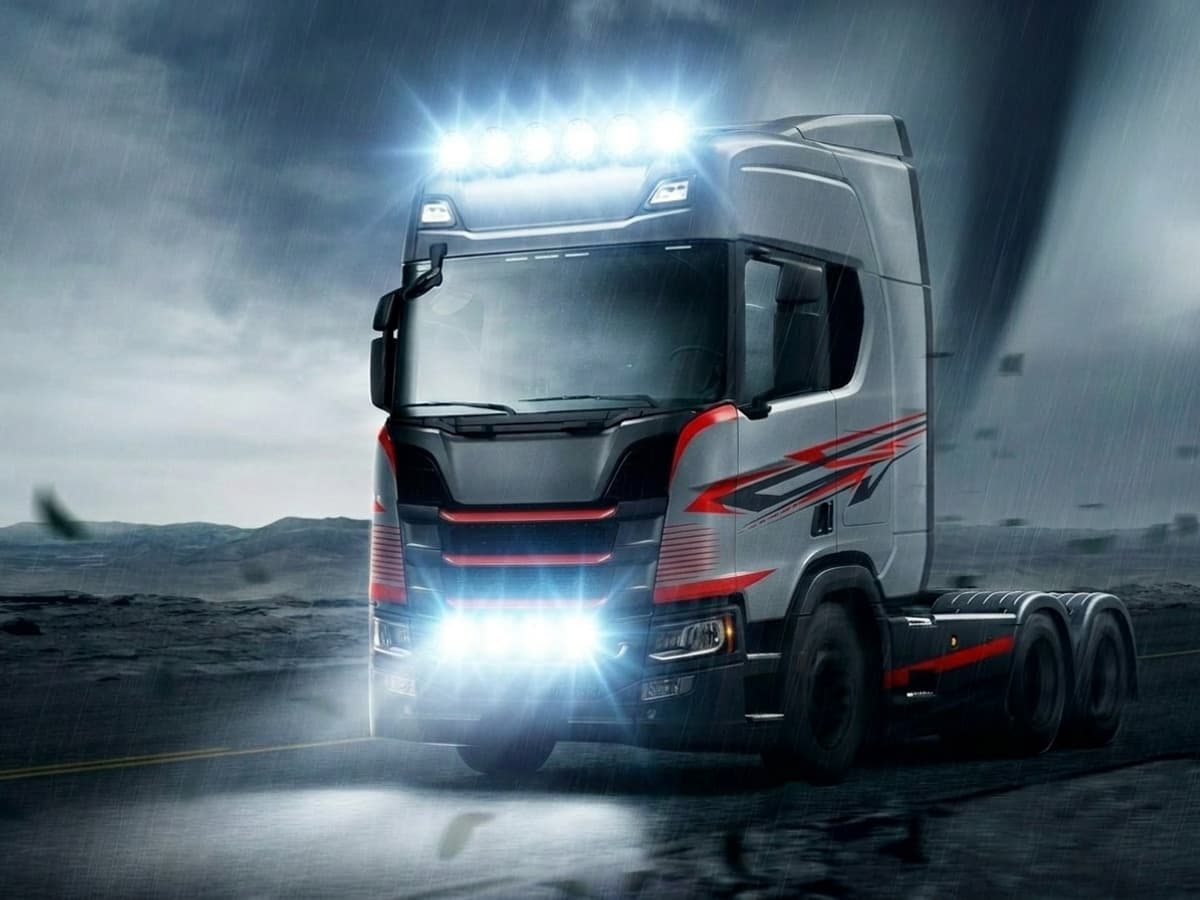 Plusieurs phares LED 24V additionnels Next-Tech allumés sur camion poids lourd en peine ombre, faisceau longue portée très puissant