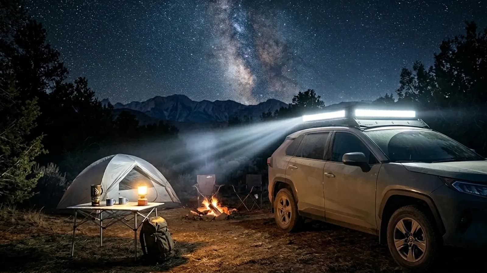 Barre LED Next-Tech allumée sur le toit d'un Toyota RAV4 lors d'un bivouac de nuit