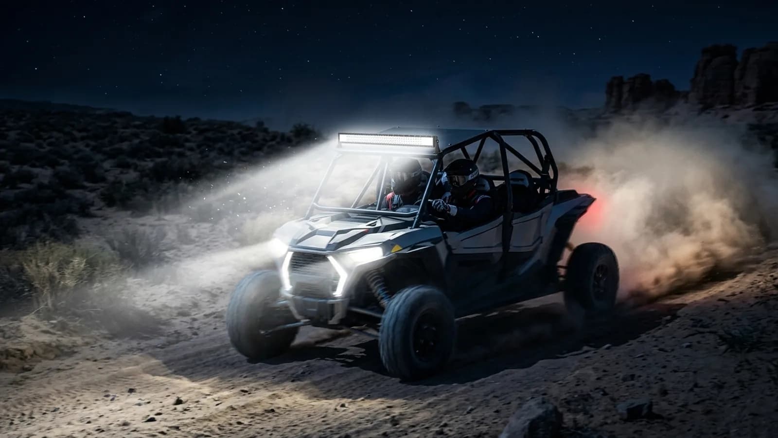 Barre LED Next-Tech allumée sur un SSV en action de nuit dans le désert