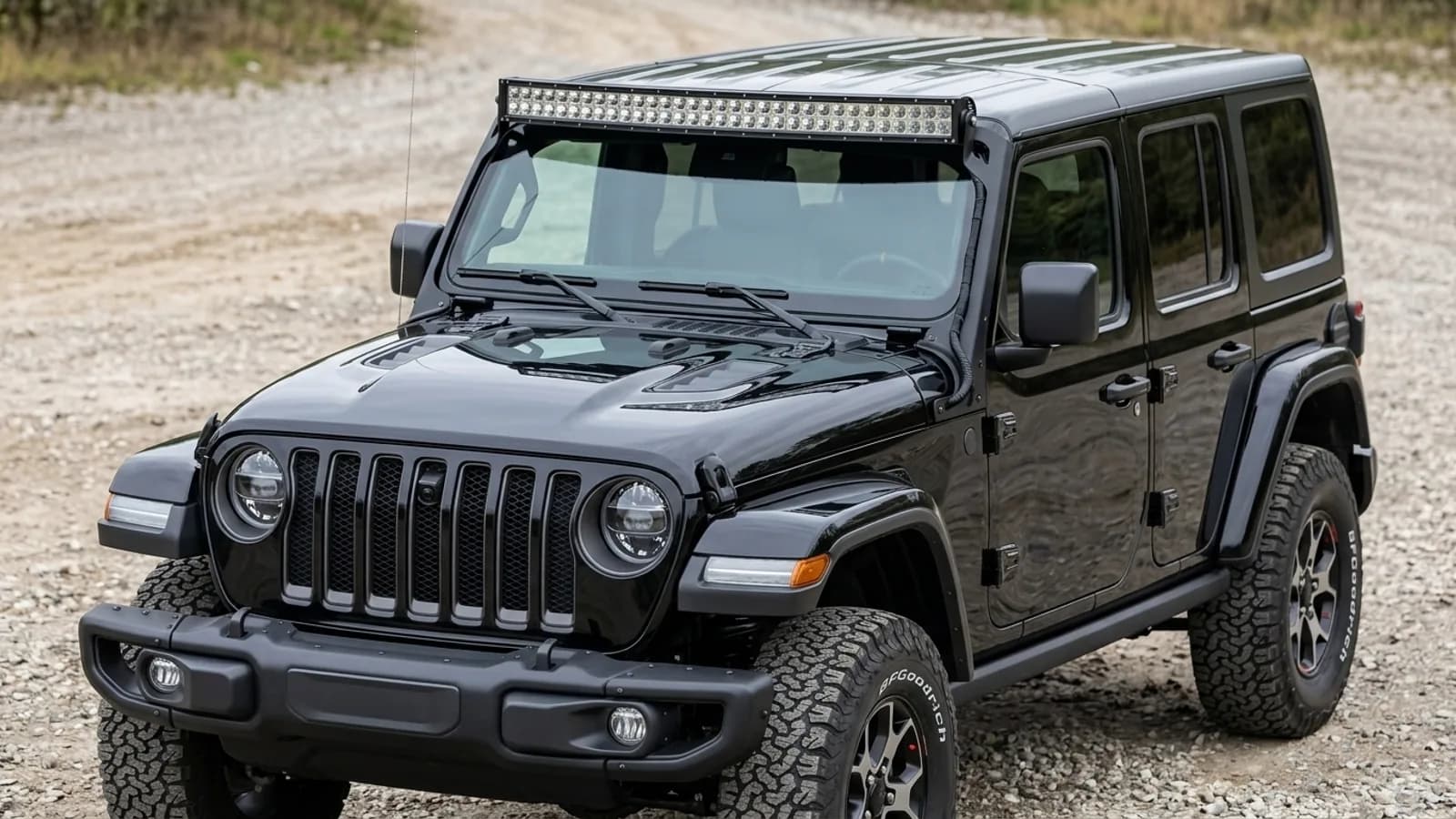 Barre LED Next-Tech montée au-dessus du pare-brise d'une Jeep Wrangler Rubicon, vue de jour