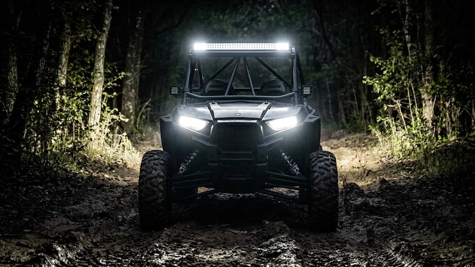 Barre LED Next-Tech et pods sur la cage avant d'un SSV en franchissement