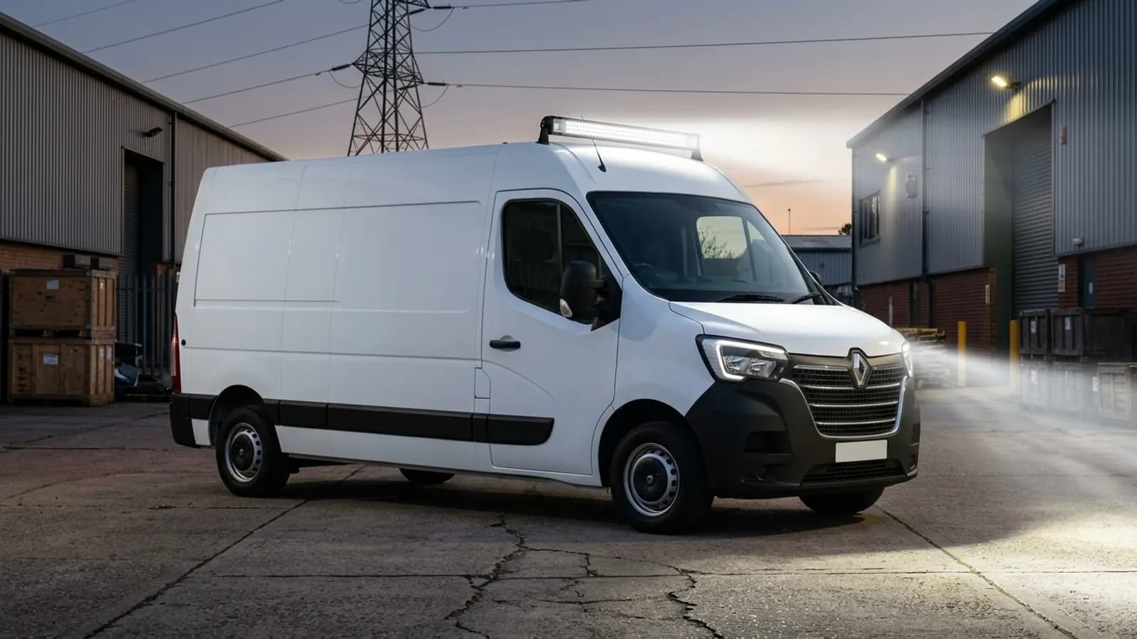 Barre LED Next-Tech montée sur un Renault Master blanc, vue de profil