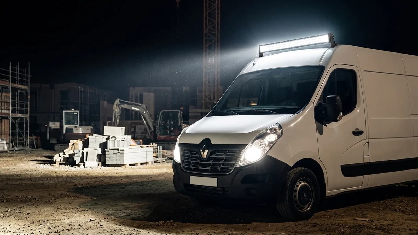 Barre LED Next-Tech sur le toit d'un Renault Master, fourgon d'intervention de nuit