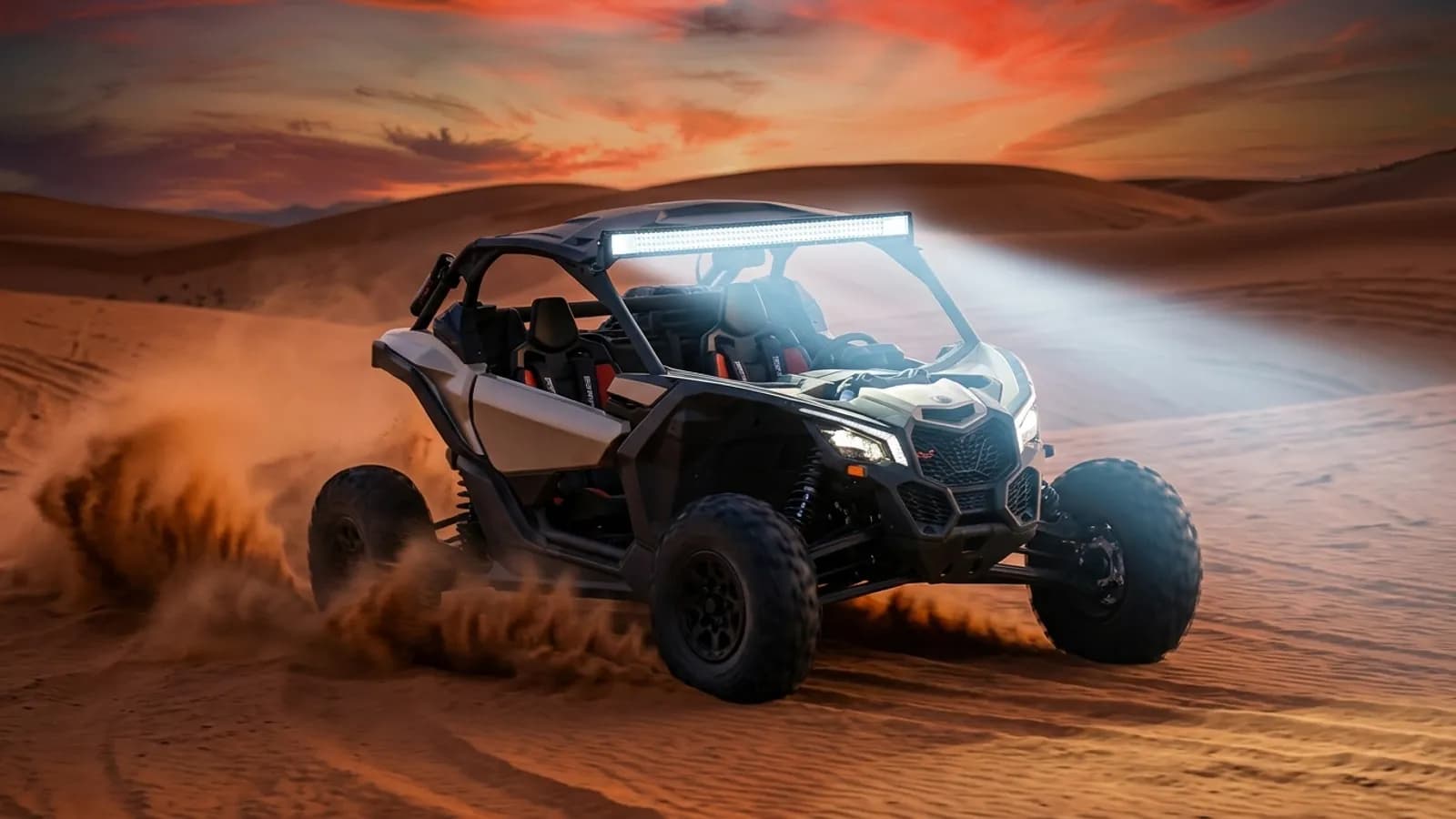 Barre LED Next-Tech sur le toit de cage d'un SSV Can-Am Maverick dans les dunes