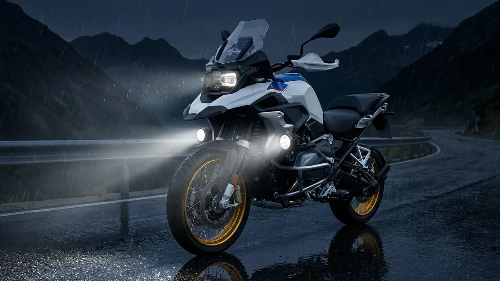 BMW R 1250 GS roulant de nuit sous la pluie en montagne, feux additionnels LED Next-Tech allumés