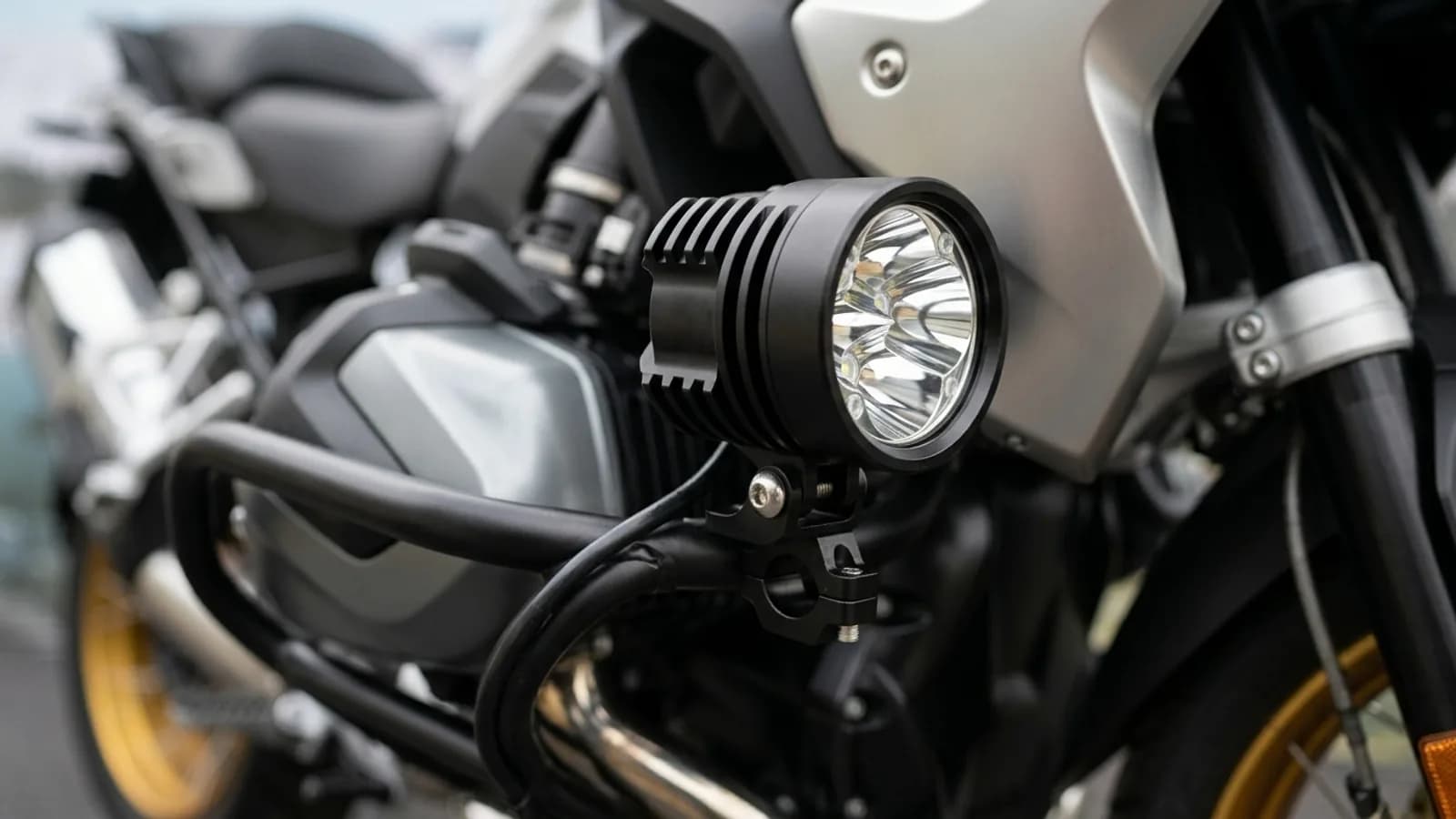 Détail du collier de fixation d'un feu additionnel LED Next-Tech sur le crash bar de la BMW R 1250 GS