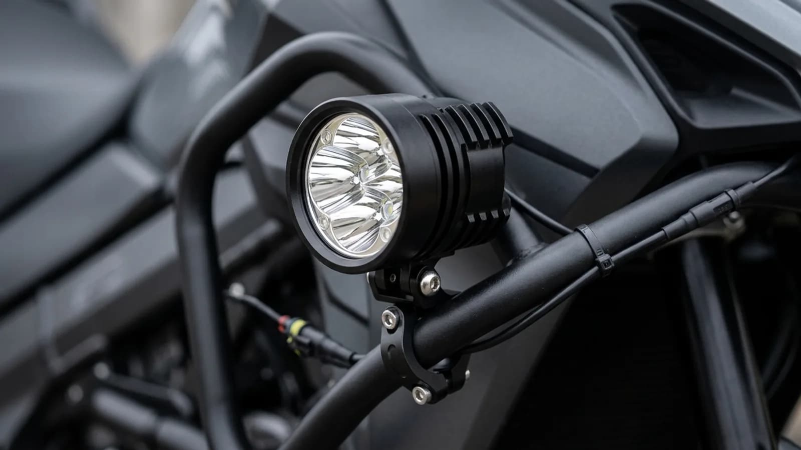 Détail du collier de fixation d'un feu additionnel LED Next-Tech sur le crash bar d'une moto