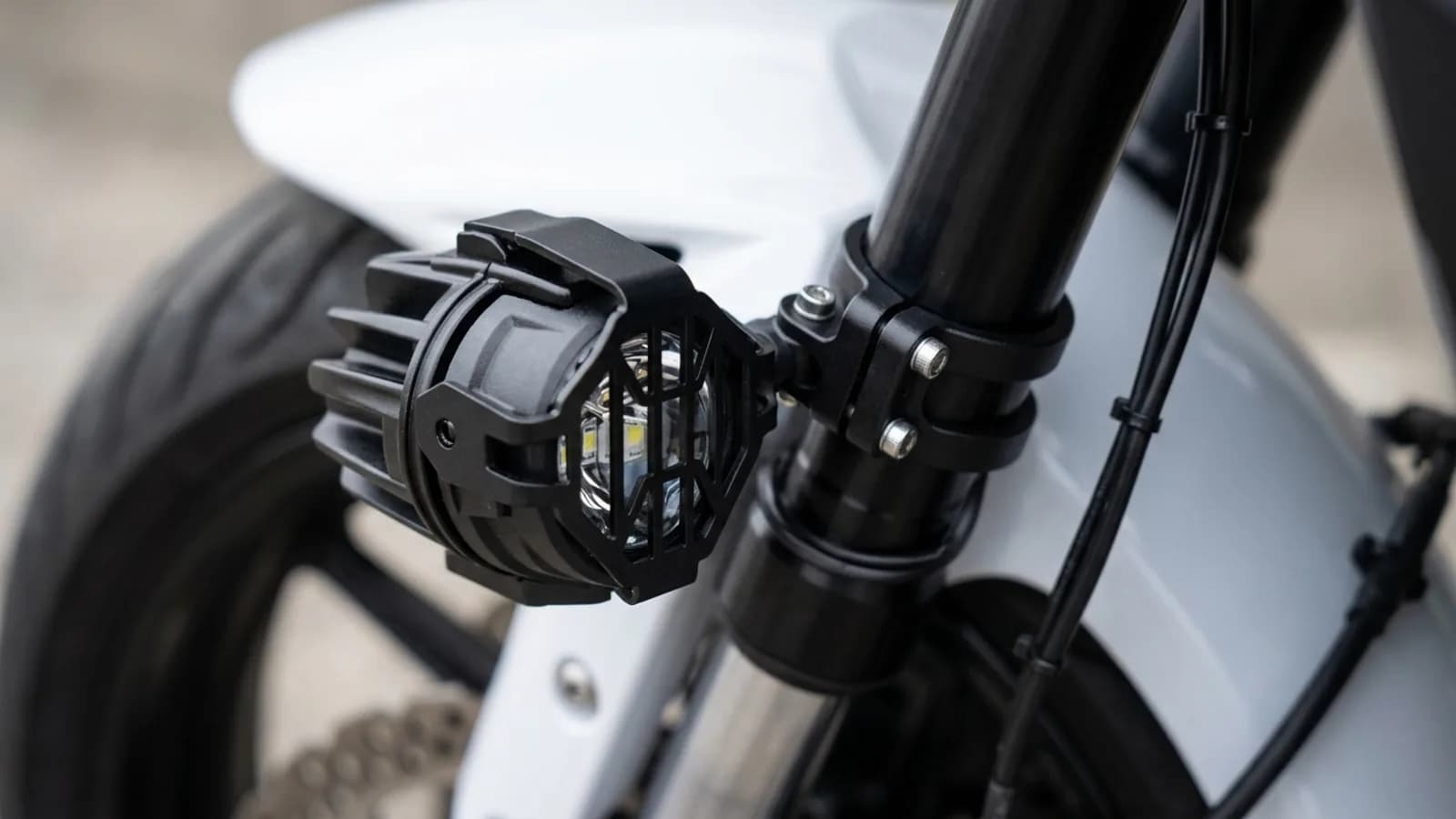 Détail du collier de fixation d'un feu additionnel LED Next-Tech sur la fourche de la Kawasaki Versys 650
