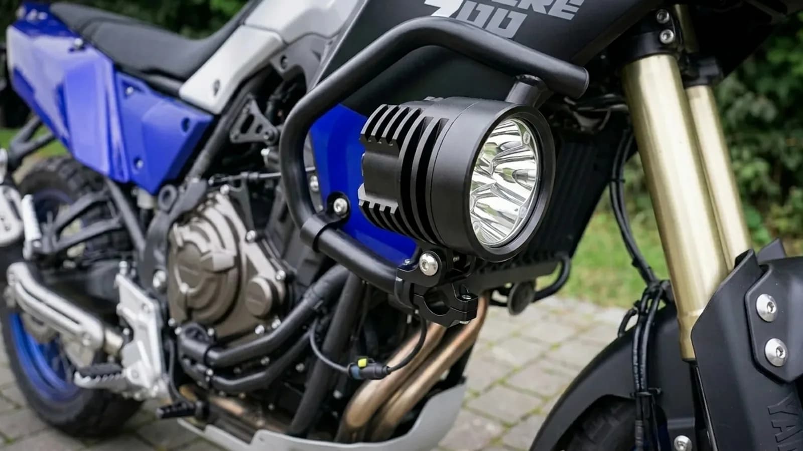Détail du collier de fixation d'un feu additionnel LED Next-Tech sur le crash bar de la Yamaha Ténéré 700