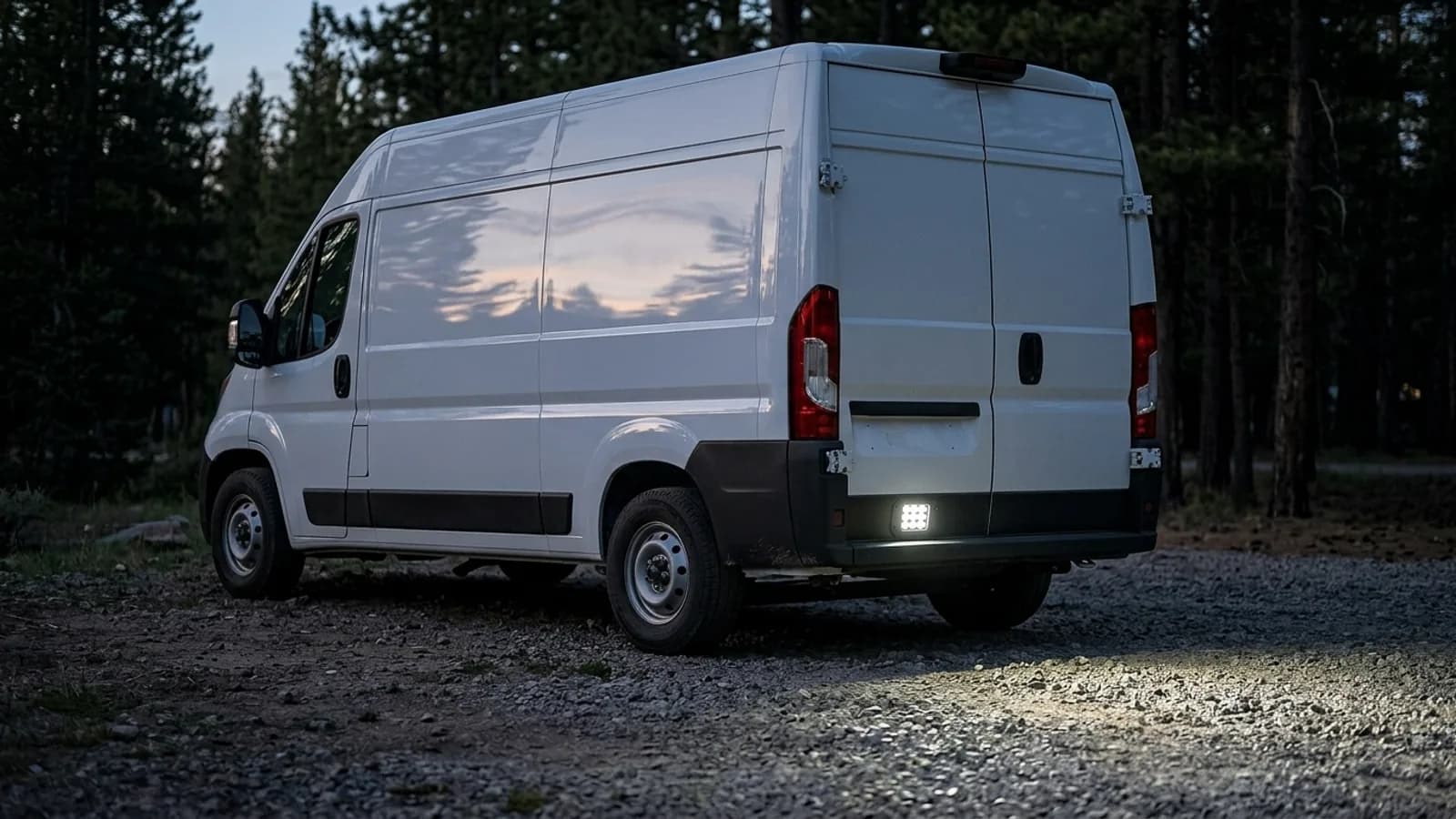 Feu de recul LED Next-Tech d'un Fiat Ducato éclairant le sol en manœuvre au camping