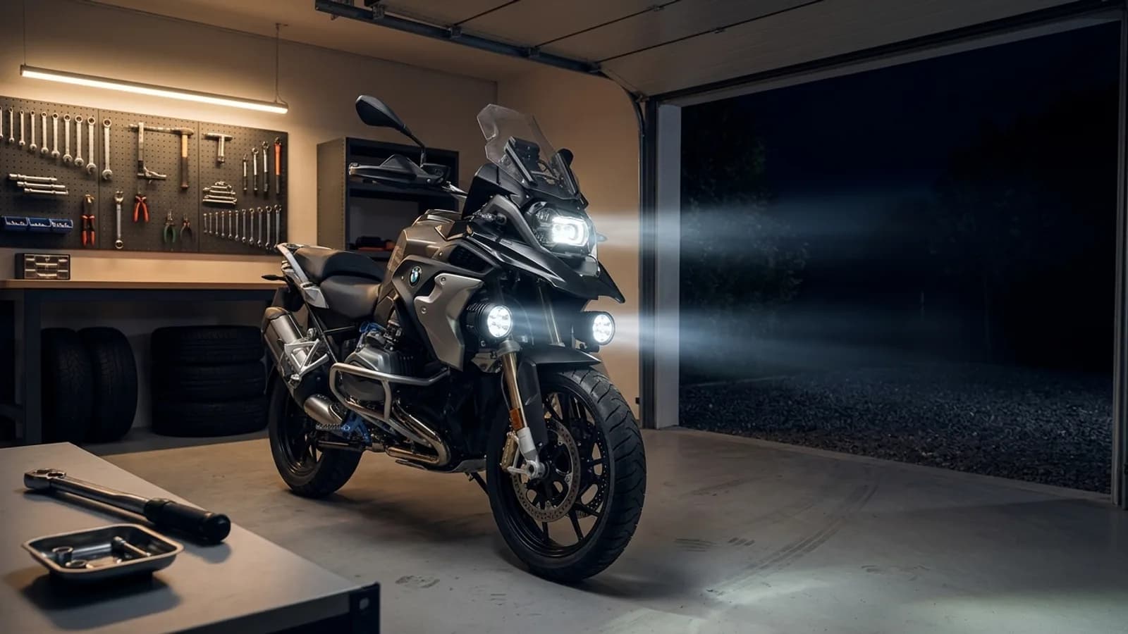 Moto équipée de feux additionnels LED Next-Tech allumés dans un garage, faisceaux projetés vers l'extérieur