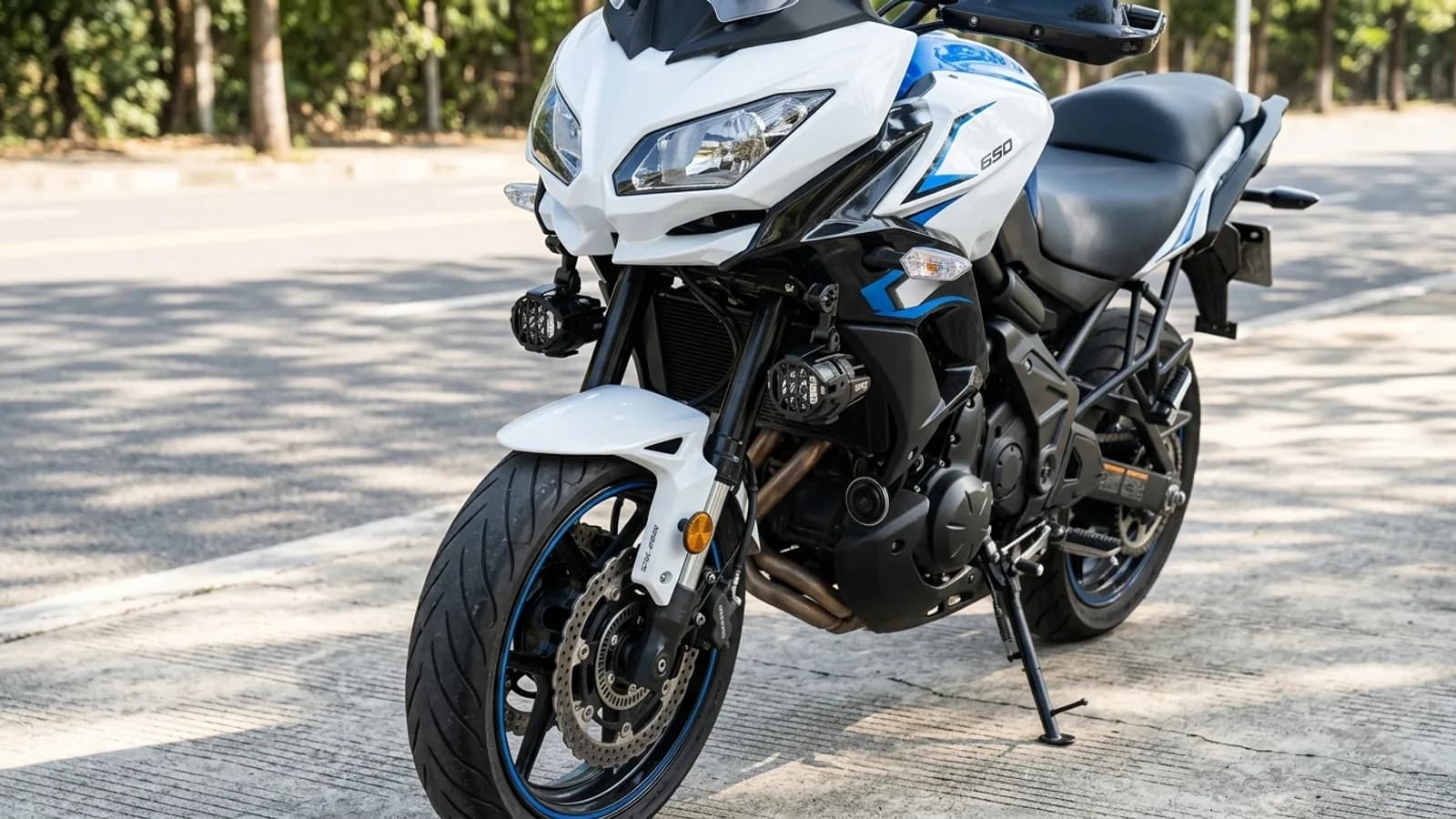 Feux additionnels LED Next-Tech montés sur la fourche de la Kawasaki Versys 650, vue de jour