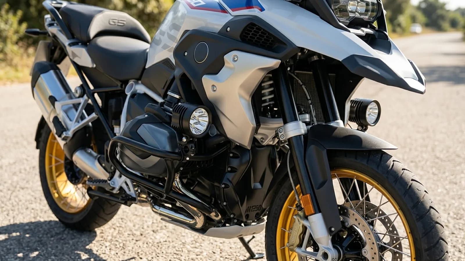 Feux additionnels LED Next-Tech montés sur les crash bars de la BMW R 1250 GS, vue de jour