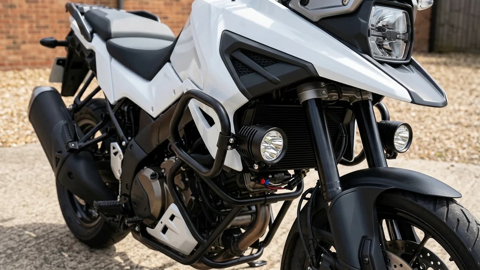 Feux additionnels LED Next-Tech montés sur les crash bars de la Suzuki V-Strom, vue de jour