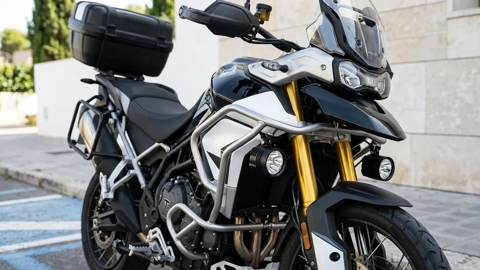 Feux additionnels LED Next-Tech montés sur les crash bars de la Triumph Tiger 900, vue de jour