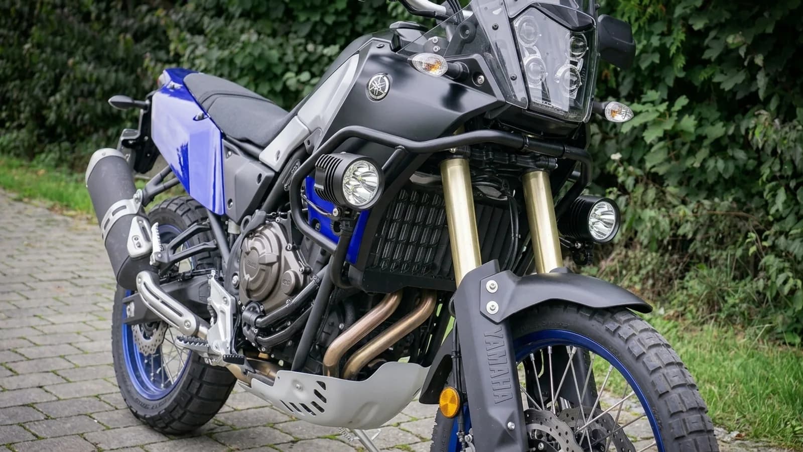 Feux additionnels LED Next-Tech montés sur les crash bars de la Yamaha Ténéré 700, vue de jour
