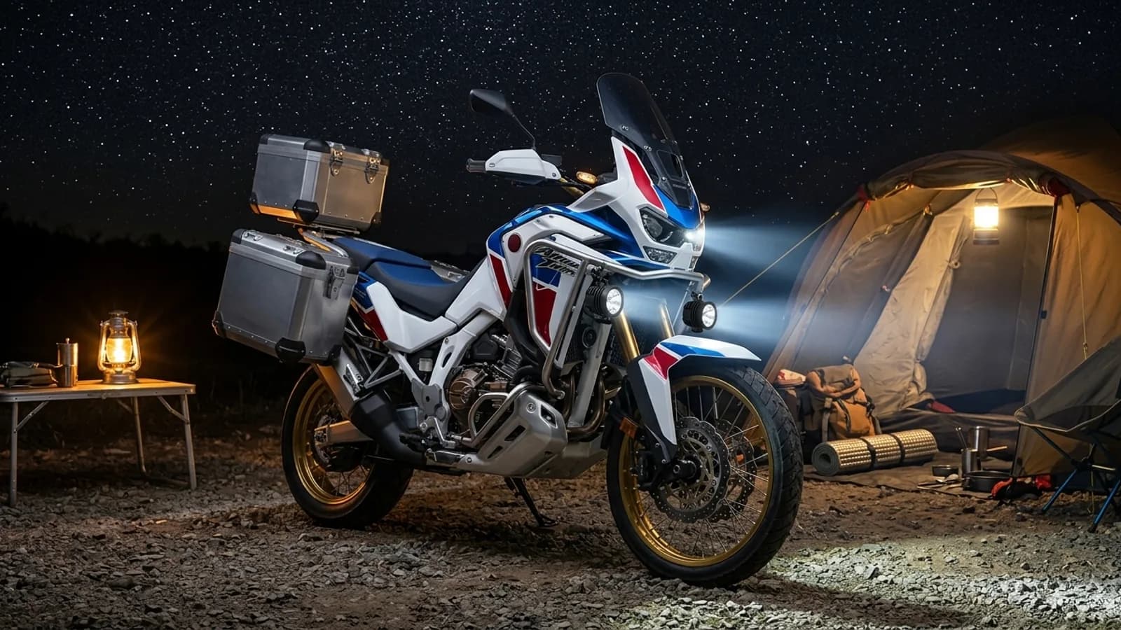 Honda Africa Twin éclairant un bivouac de nuit avec ses feux additionnels LED Next-Tech