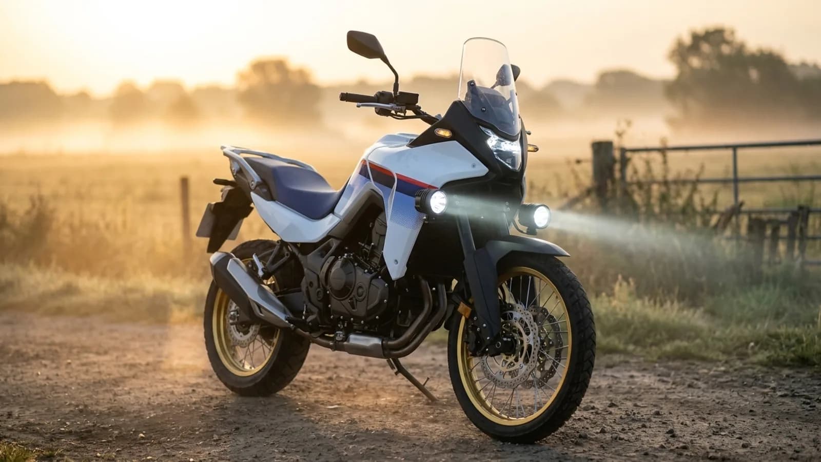 Honda Transalp 750 dans la brume matinale au lever du soleil, feux additionnels LED Next-Tech allumés