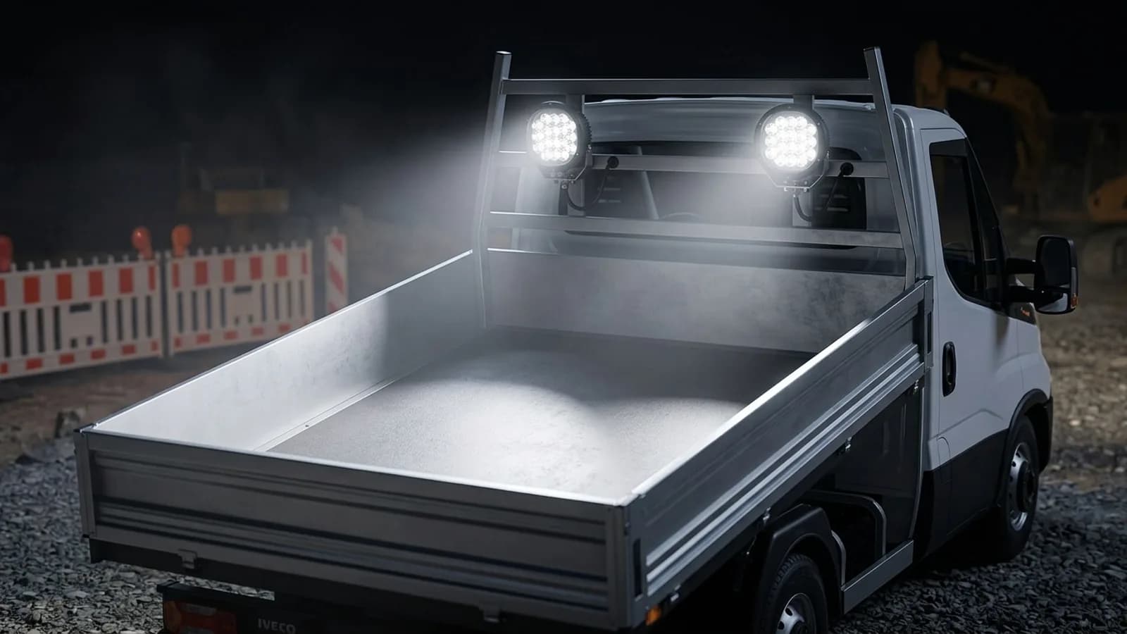 Iveco Daily benne de nuit sur chantier, phares de travail LED Next-Tech allumés sur l'arceau de cabine
