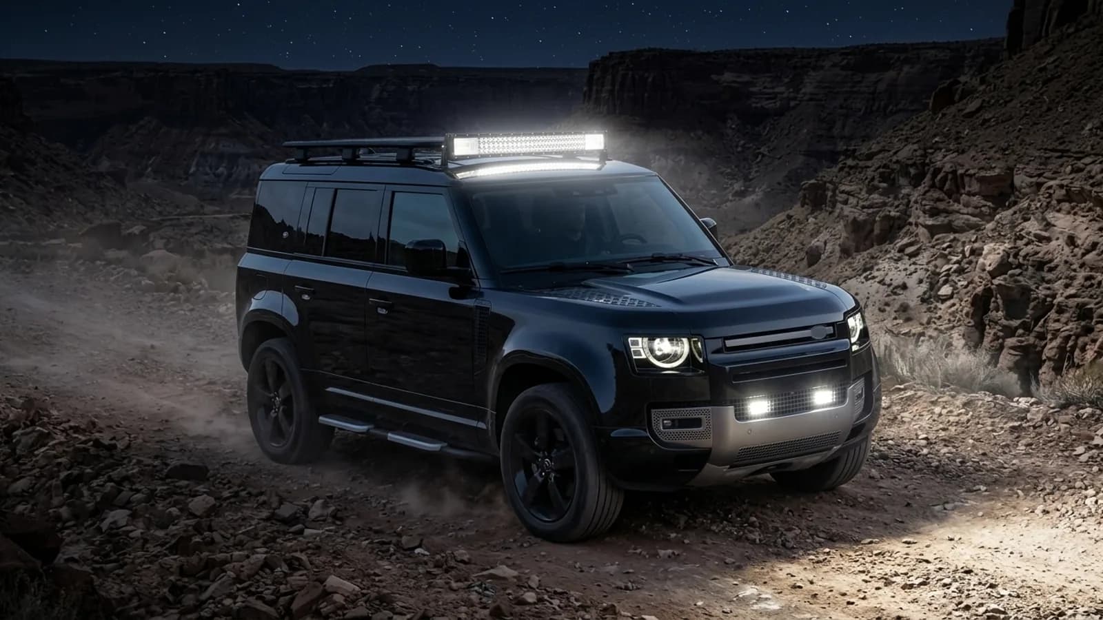 Land Rover Defender 110 en expédition nocturne, barre LED de galerie et phares Next-Tech allumés