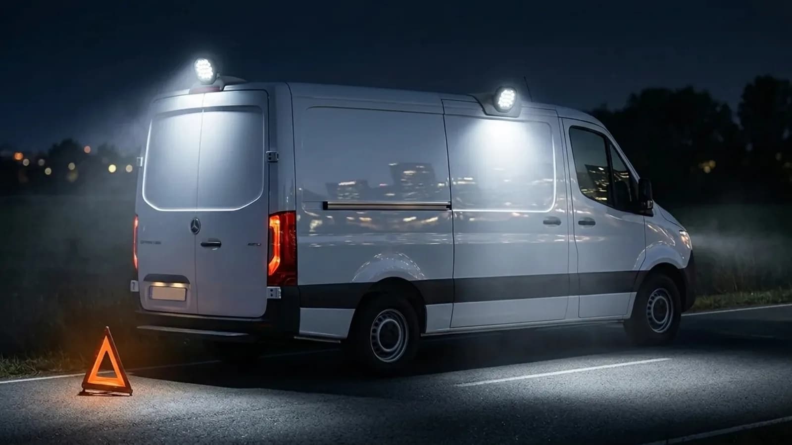 Mercedes Sprinter en intervention nocturne, phares LED Next-Tech éclairant la zone de travail