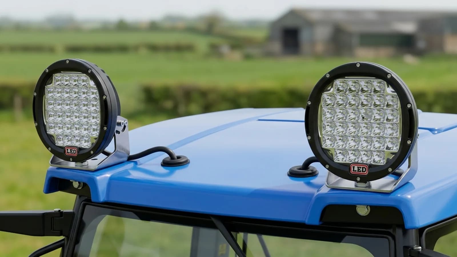 Paire de phares LED 185W Next-Tech sur les points de fixation du toit d'un tracteur New Holland
