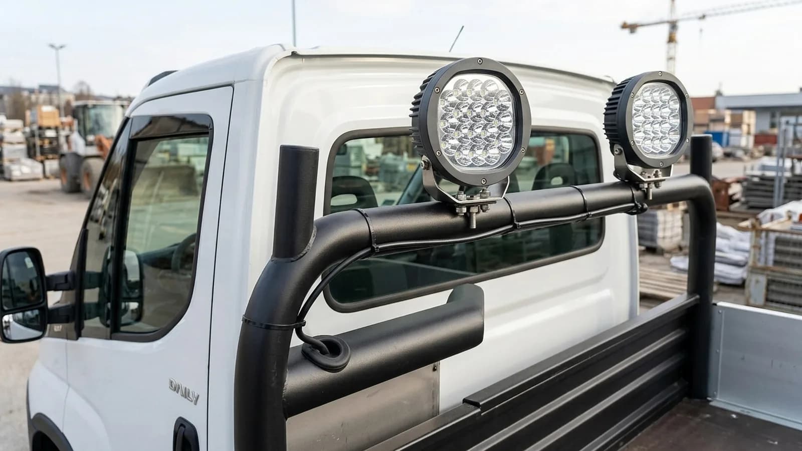 Phares de travail LED Next-Tech boulonnés sur l'arceau de cabine d'un Iveco Daily benne
