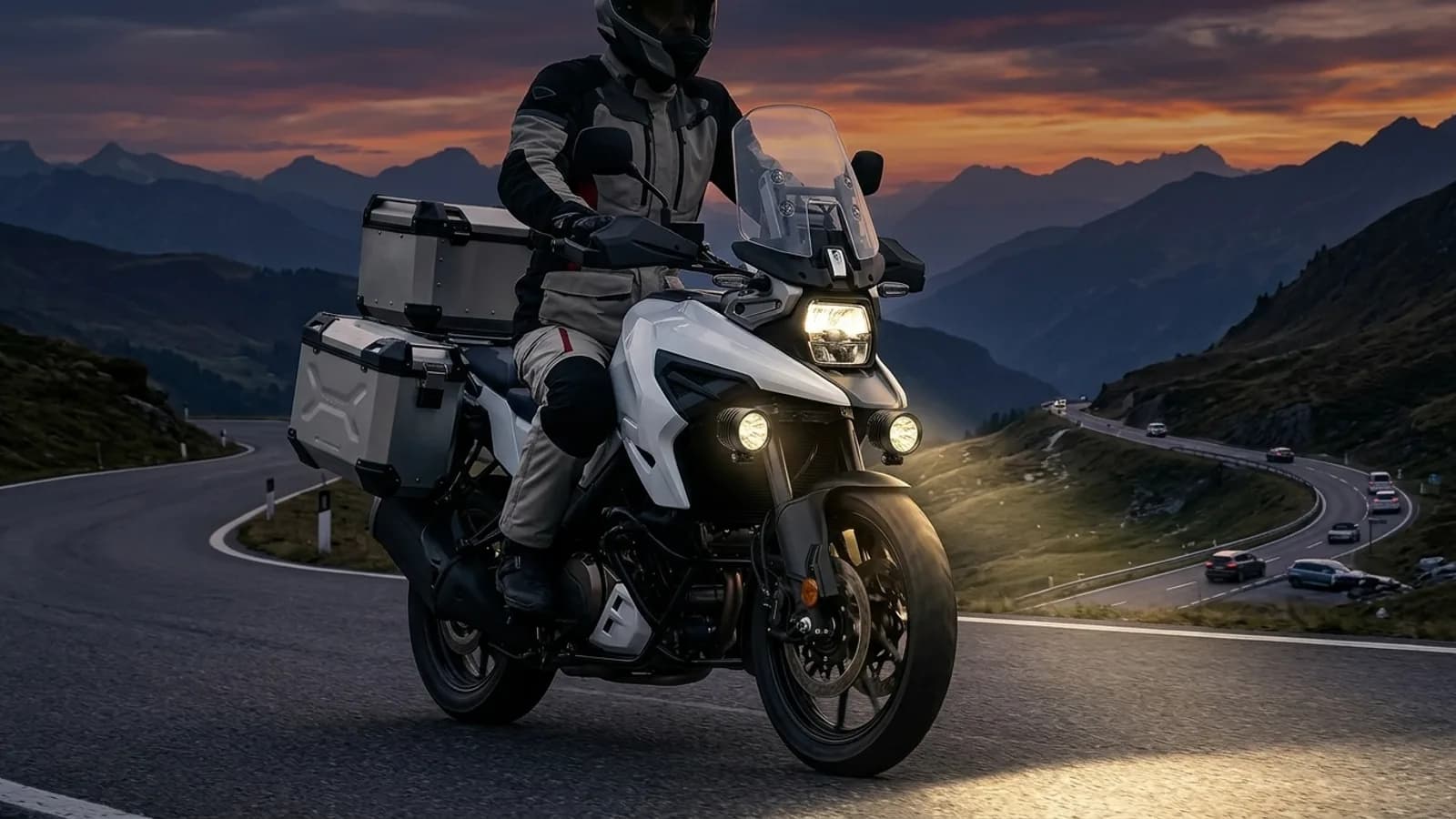 Suzuki V-Strom chargé en voyage franchissant un col de montagne, feux additionnels LED Next-Tech allumés