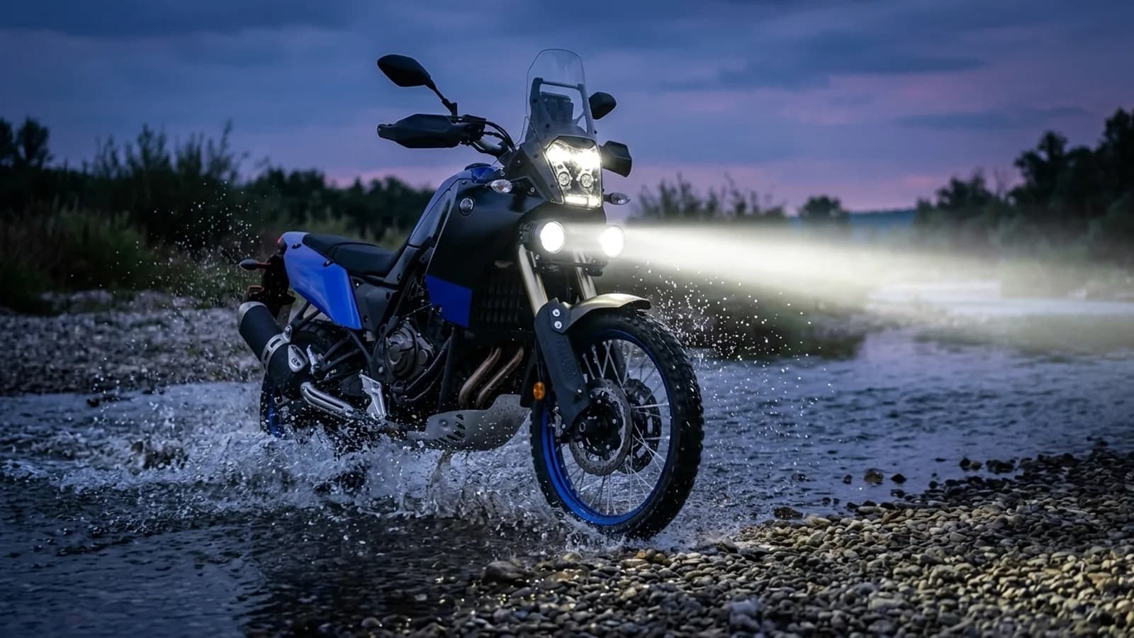 Yamaha Ténéré 700 traversant un gué au crépuscule, feux additionnels LED Next-Tech allumés