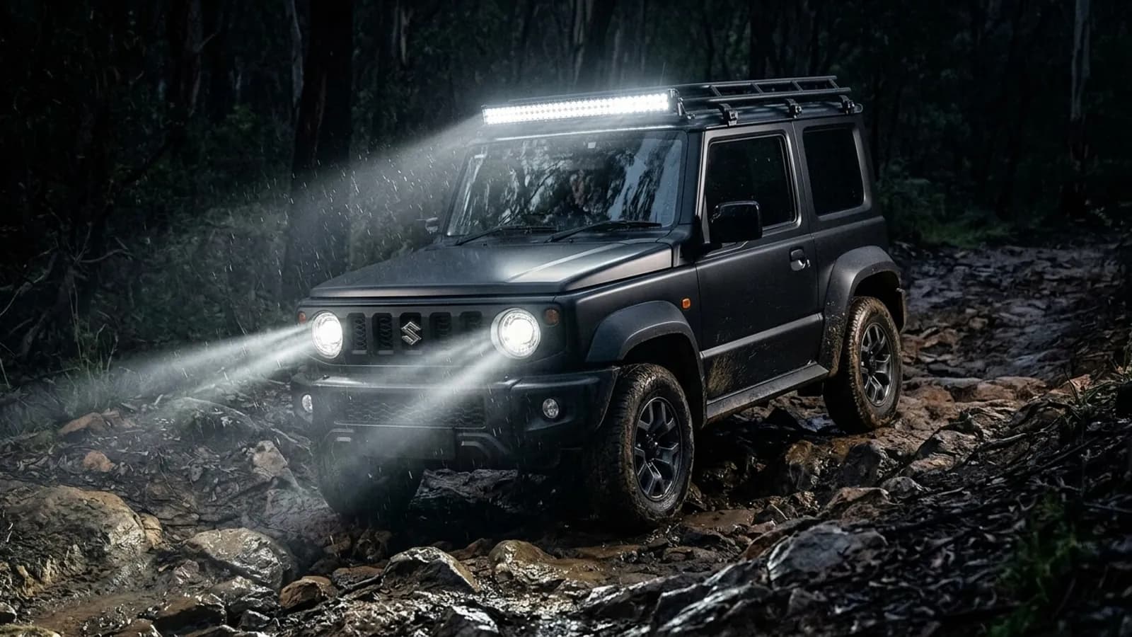 Barre LED Next-Tech incurvée sur la galerie d'un Suzuki Jimny série 4 en franchissement nocturne