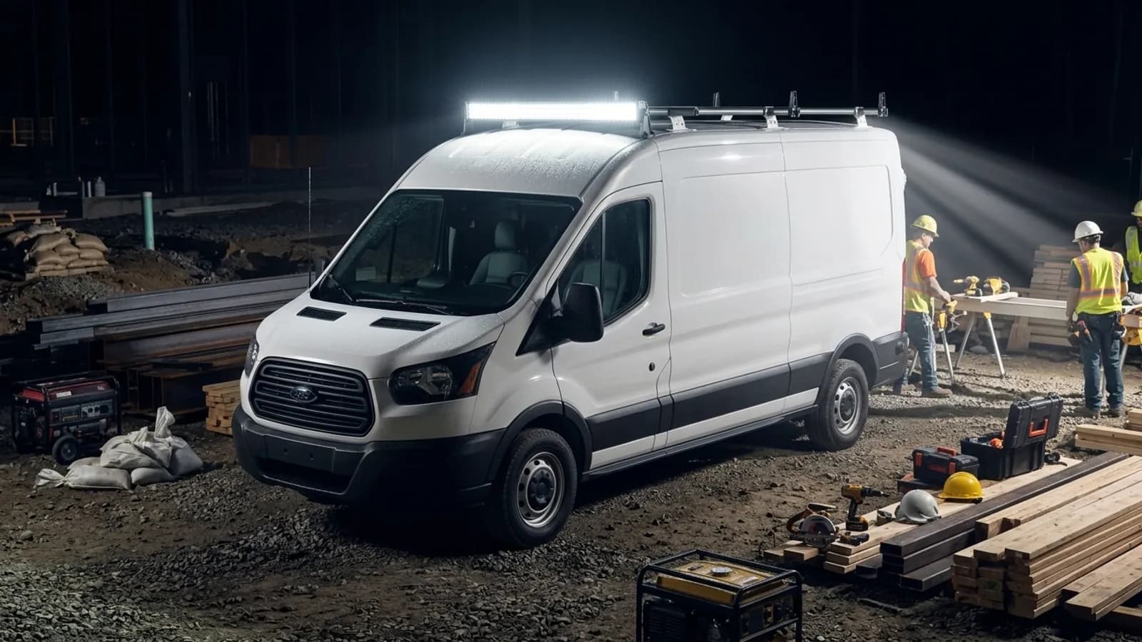 Barre LED Next-Tech sur le toit d'un Ford Transit éclairant une zone de chantier de nuit