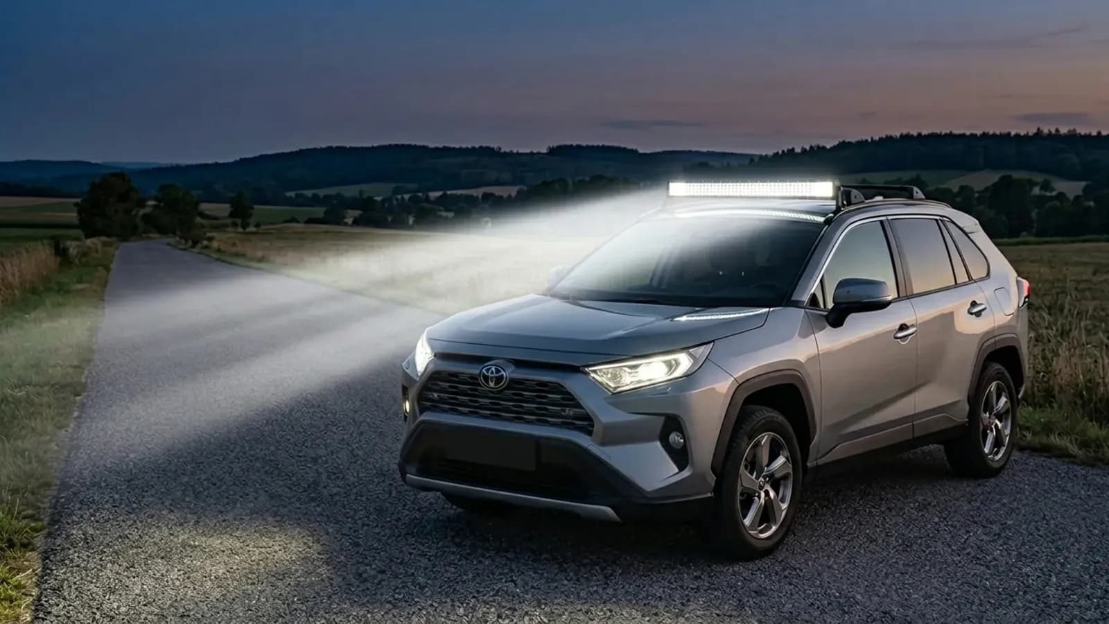Barre LED Next-Tech sur les barres de toit d'un Toyota RAV4 sur une route de campagne au crépuscule