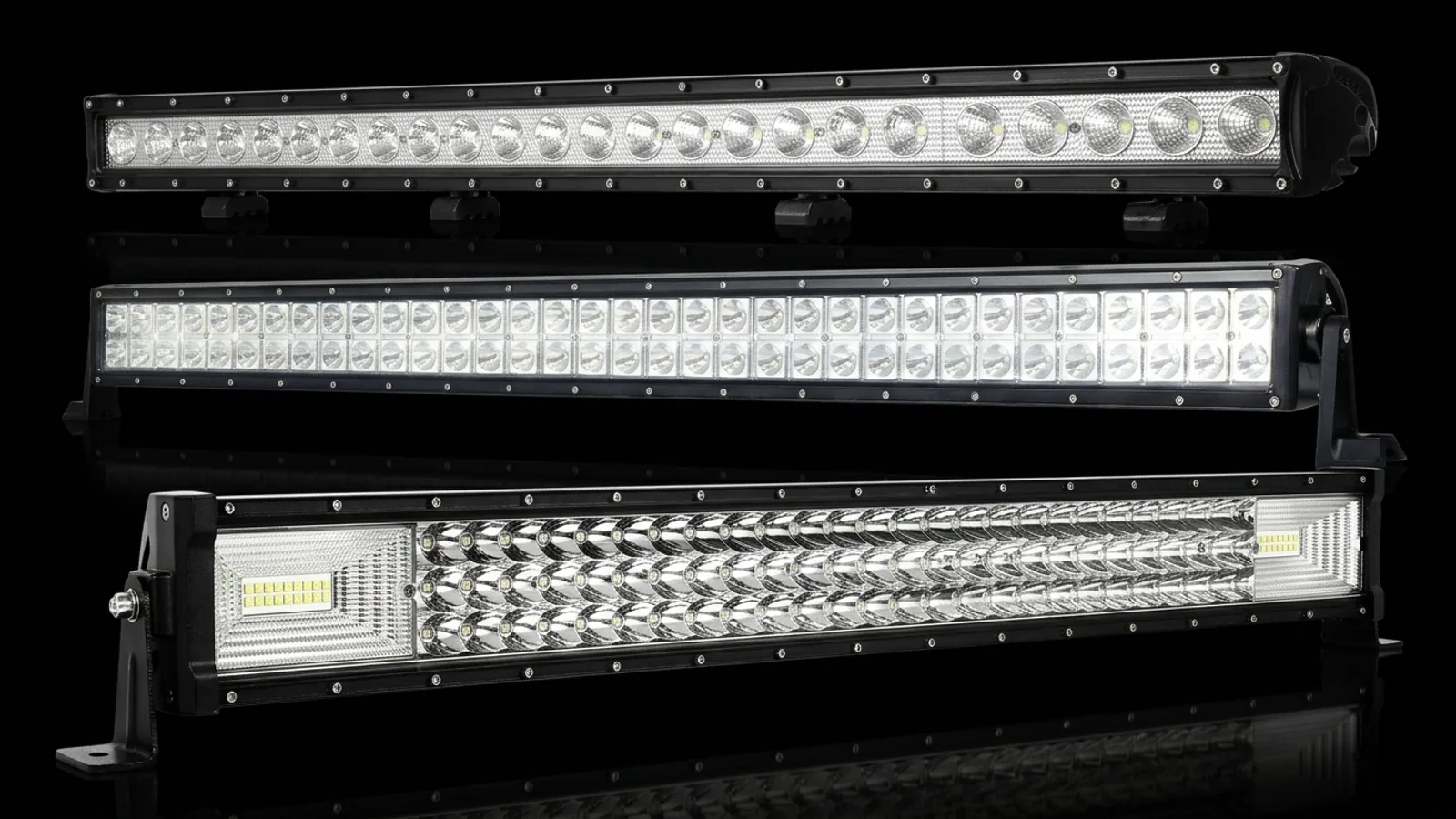 Comparatif de profil de rampes LED simple, double et triple rangée allumées sur fond noir studio