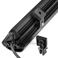 gros plan sur le boîtier aluminium noir et le support de fixation d'une barre LED droite Next‑Tech, câble et équerre visibles
