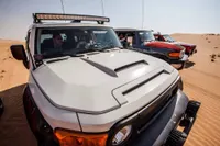 Rampe LED DAKAR 90W 750mm installée sur galerie de toit Toyota FJ Cruiser en dune