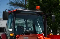 Rampe LED DAKAR 1000mm installée allumée sur toit de tracteur Kubota éclairage de travail agricole