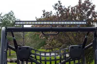 Barre LED 120W DAKAR éteinte montée sur arceau de buggy UTV vue depuis l'habitacle 24 LED