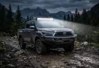 Barre LED 120w 55cm incurvée 10000 lumens double rangée pour 4x4 montée sur un 4x4 Toyota.