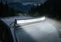 Barre LED 120w 55cm incurvée 10000 lumens double rangée pour 4x4 - détail des LEDs et lentille optique