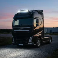 camion volvo de la série FH sur un chemin de graviers équipé d'une barre LED incurvée Next-tech 55cm 120w 24v