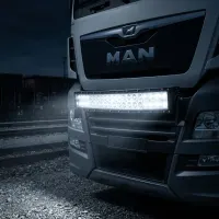 vue rapprochée de la barre LED Next-Tech 120w 550mm 24volts installée sur la calandre d'un camion MAN