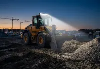 engin de chantier équipé d'une barre LED incurvée Next-Tech 120w 55cm sur un chantier