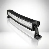 barre LED incurvée 120W Next‑Tech de 3/4 sur fond studio blanc, double rangée de lentilles et support de fixation orientable