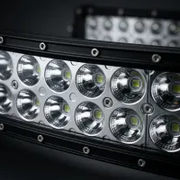gros plan sur les optiques réflecteurs d'une barre LED double rangée Next‑Tech incurvée pour 4x4, lentilles blanc pur 5000K