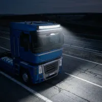 camion bleu équipé d'une barre LED incurvée Next‑Tech 180w 80cm allumée 13000 lumens sur autoroute de nuit