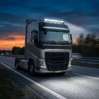 camion volvo fh équipé d'une barre LED incurvée Next‑Tech 180w 80cm 13000 lumens allumée sur autoroute au crépuscule