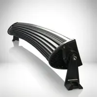 barre LED incurvée 180W Next‑Tech pour camion en gros plan sur fond studio blanc, vue de 3/4 avec support de fixation noir