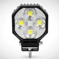 phare de travail LED carré Next‑Tech 20w 7cm faisceau spot 60° 3200 lm 4 leds sur fond studio, vue de face led éteintes.