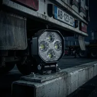 vue rapprochée du phare de travail à LED spot 60° spot Next-Tech éteint en condition, fixé sur l'arrière d'une remorque semi-remorque.